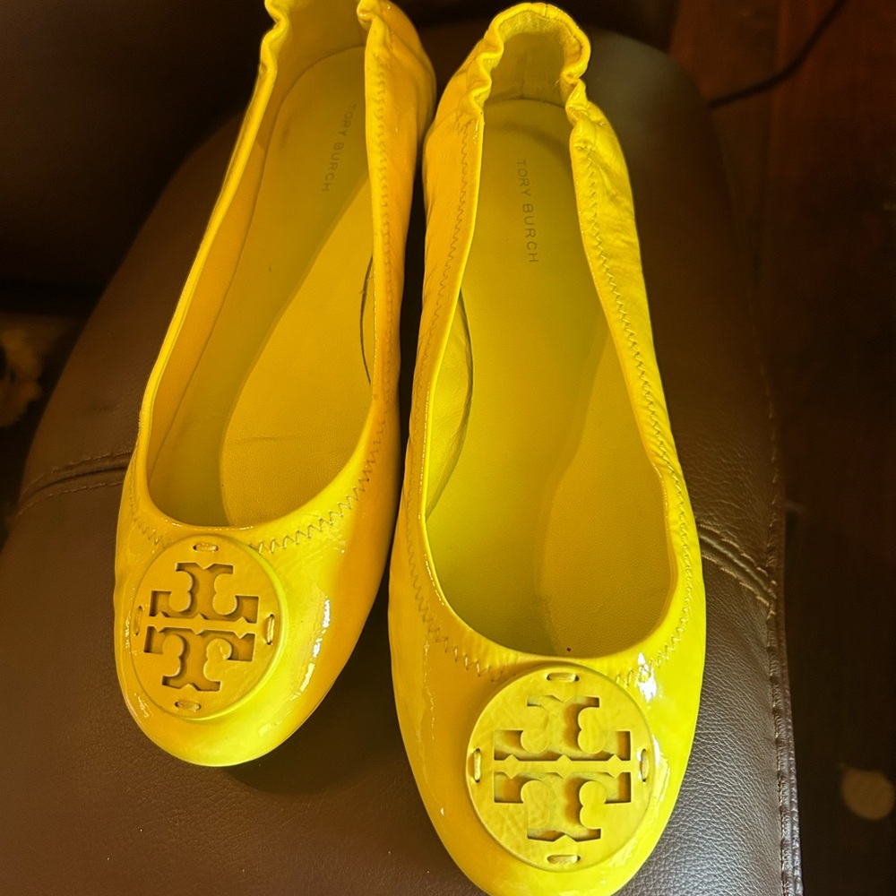 Tory Burch Bright Yellow Patent Reva Flats with Logo - Picture 2 of 4